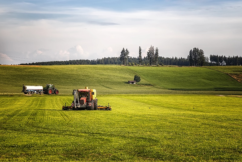 Application of manure on arable farmland with the heavy tractor